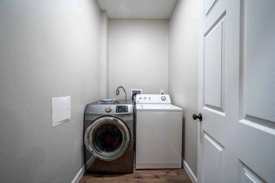 More Photos Of 2305 E Michigan St, Indianapolis Flex For Sale