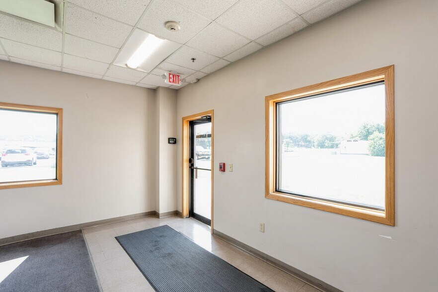 More Photos Of 2301 Fleur Dr, Des Moines Warehouse For Sale