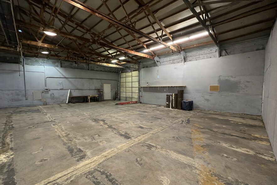 More Photos Of 231 E Walnut St, Chatham Industrial For Lease