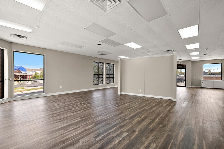 More Photos Of 150 E University Dr, Rochester Storefront Retail Office For Lease