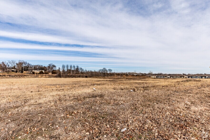 More Photos Of 4300 W 24th Pl, Lawrence Freestanding For Lease