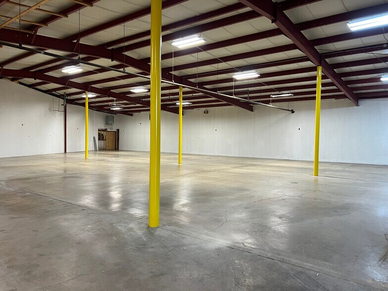 More Photos Of 1411 New Pinery Rd, Portage Showroom For Lease