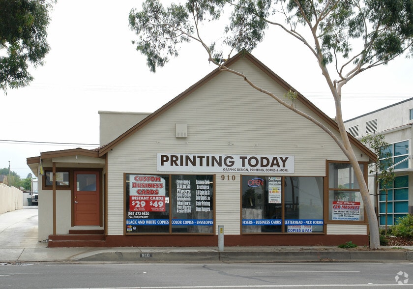 More Photos Of 910 W 6th St, Corona Storefront For Lease
