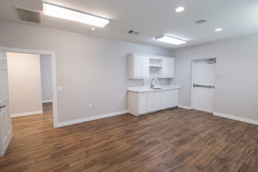 More Photos Of 404 Newport Blvd, League City Flex For Sale