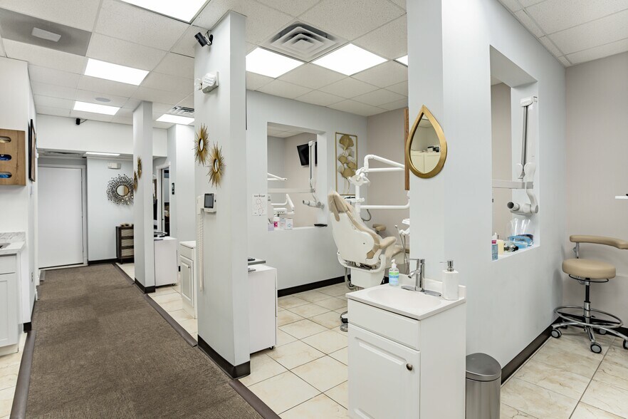 More Photos Of 8332 Richmond Hwy, Alexandria Storefront For Lease