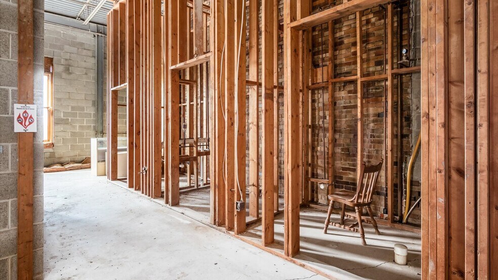 More Photos Of 701 Main St, Dresden Storefront For Lease