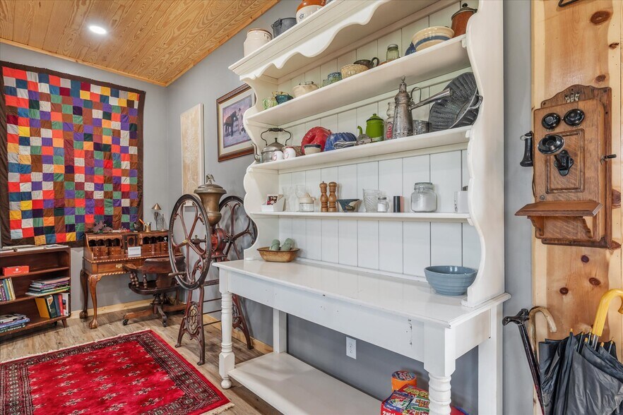 More Photos Of 906 S Main St, Lindale Light Distribution For Sale