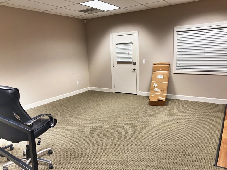 More Photos Of 411 N Iowa St, Lawrence Warehouse For Lease