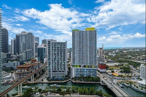 More Photos Of 175 SW 7th St, Miami Medical For Lease