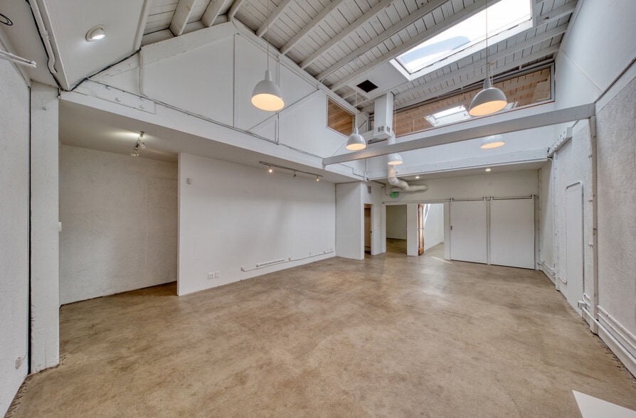Primary Photo Of 228 Main St, Venice Showroom For Lease