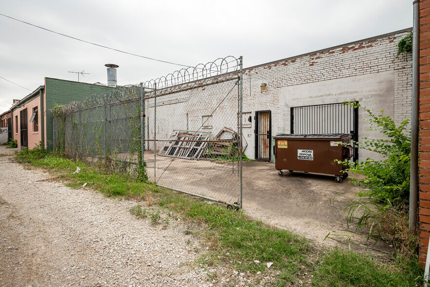 More Photos Of 3905 Main St, Dallas Storefront For Sale