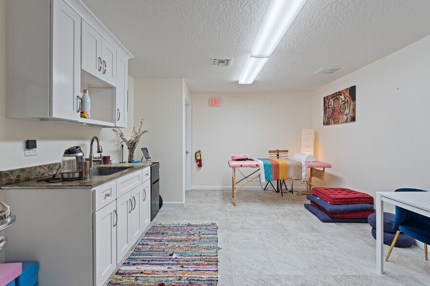 More Photos Of 2006 Vernon Pl, Melbourne Freestanding For Lease