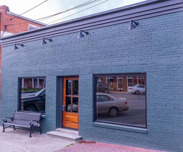 More Photos Of 110 E Market St, Chatsworth Flex For Sale