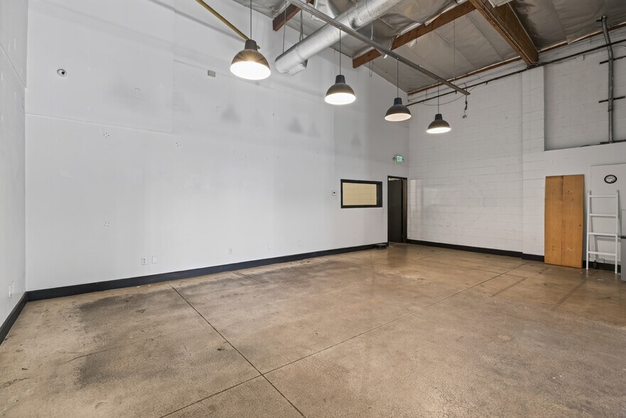 More Photos Of 11105 Weddington St, North Hollywood Service For Lease