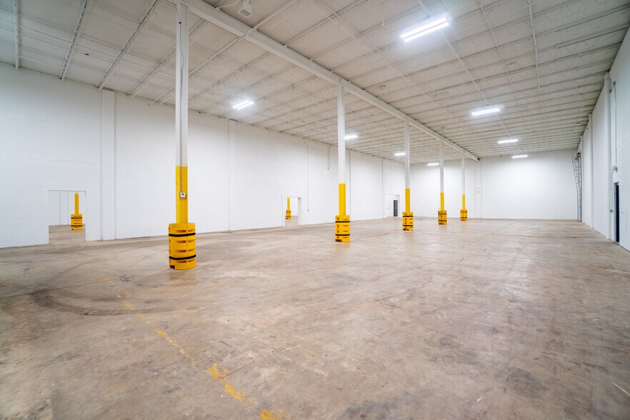 More Photos Of 6048 W Beloit Rd, Milwaukee Manufacturing For Lease