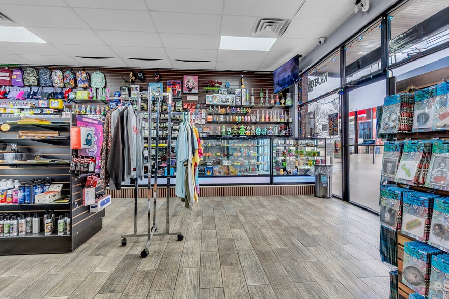 More Photos Of 7641 Hacks Cross Rd, Olive Branch Service Station For Sale