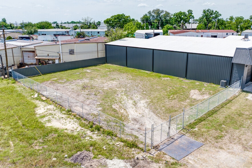 More Photos Of 10215 Papalote St, Houston Showroom For Lease