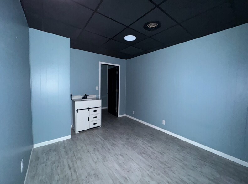 More Photos Of 11 N Meridian St, Washington Office For Sale