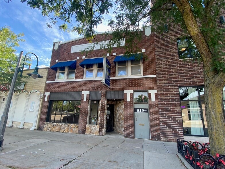 Primary Photo Of 819 W College Ave, Appleton Storefront Retail Residential For Lease