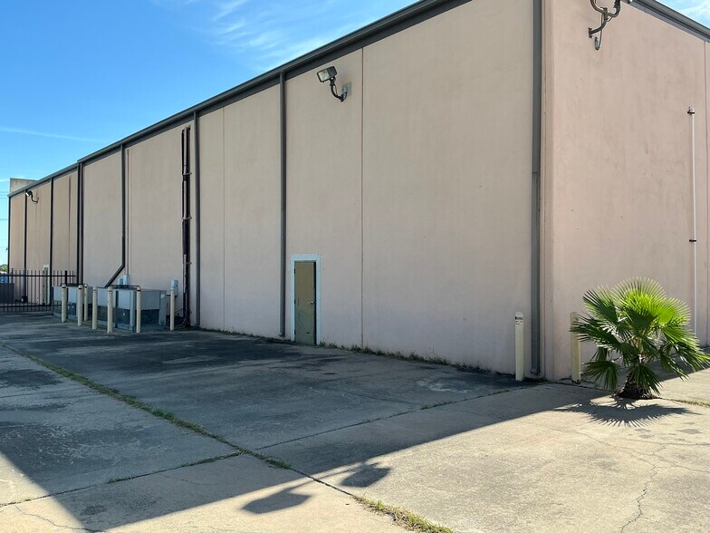 More Photos Of 908 Cecilia St, Alice Warehouse For Lease
