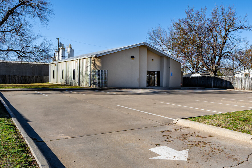 Primary Photo Of 2112 SW E Ave, Lawton Flex For Sale