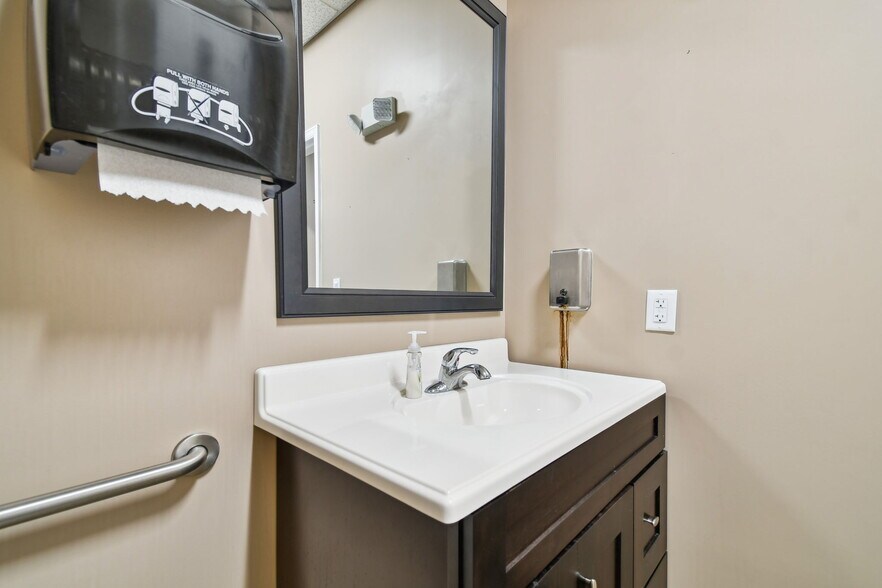 More Photos Of 6740 Crosswinds Dr, Saint Petersburg Coworking Space