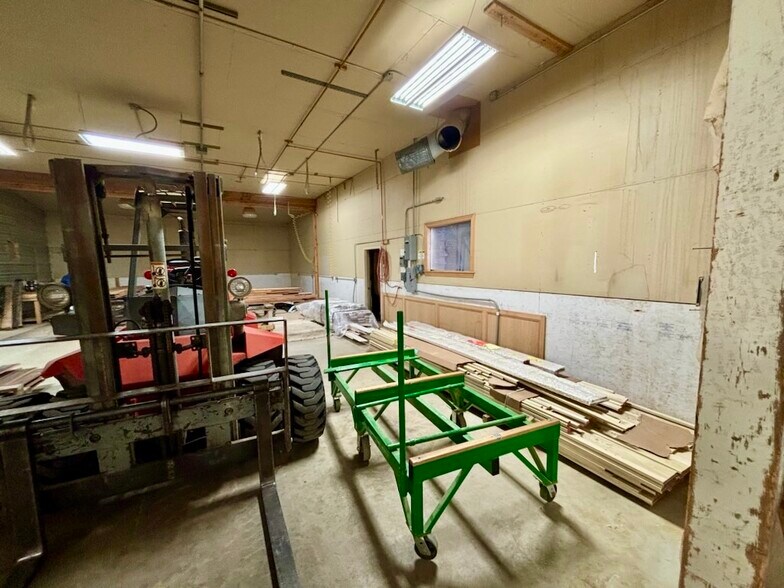 More Photos Of 412 E Railroad Ave N, Manhattan Warehouse For Sale