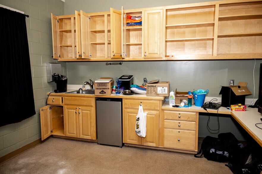 More Photos Of 626 Old River Rd, Sylvania Manufacturing For Sale
