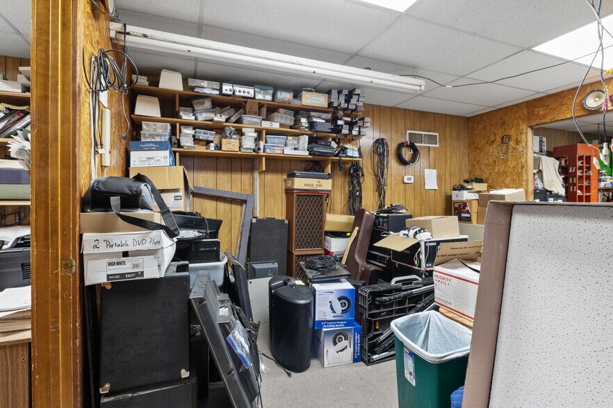 More Photos Of 1202 N Jefferson Ave, Mount Pleasant Specialty For Sale