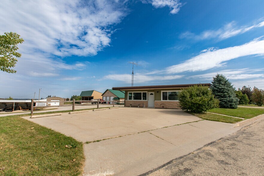 More Photos Of 308 Dale Dr, Montfort General Retail For Sale