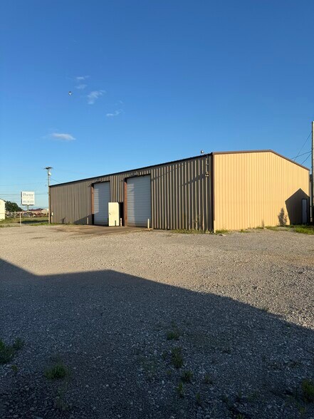 More Photos Of 201 NE 4TH St, Lindsay Manufacturing For Sale