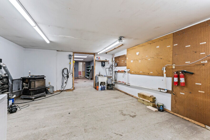 More Photos Of 680 Maine Ave, Farmingdale Storefront Retail Office For Lease