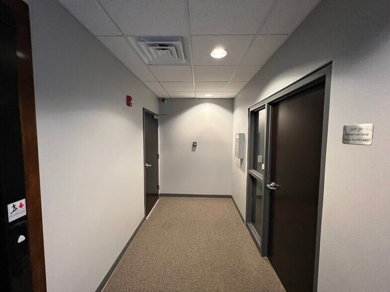 More Photos Of 4233 Roanoke Rd, Kansas City Office For Lease