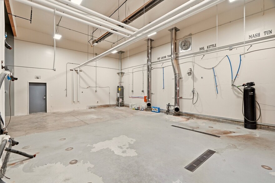 More Photos Of 4110 S Bowdish Rd, Spokane Light Distribution For Sale