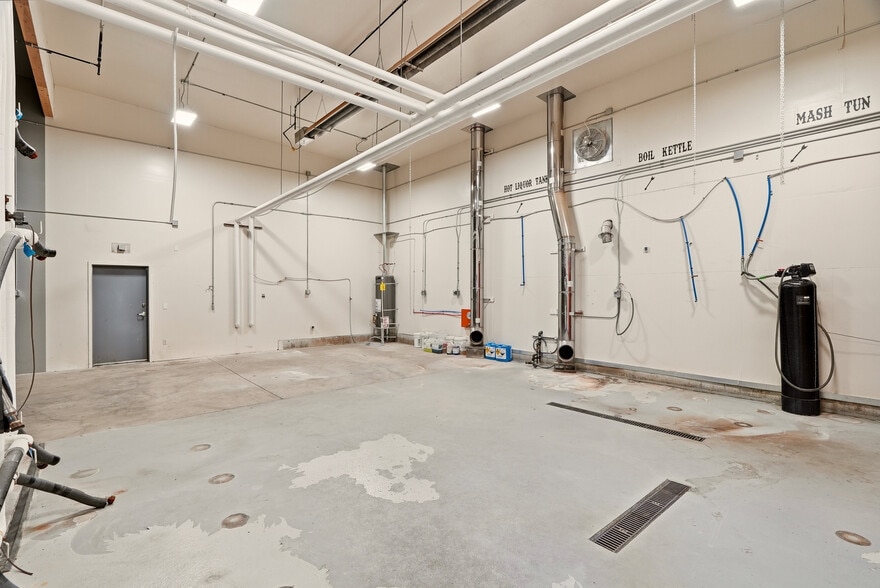 More Photos Of 4110 S Bowdish Rd, Spokane Light Distribution For Sale