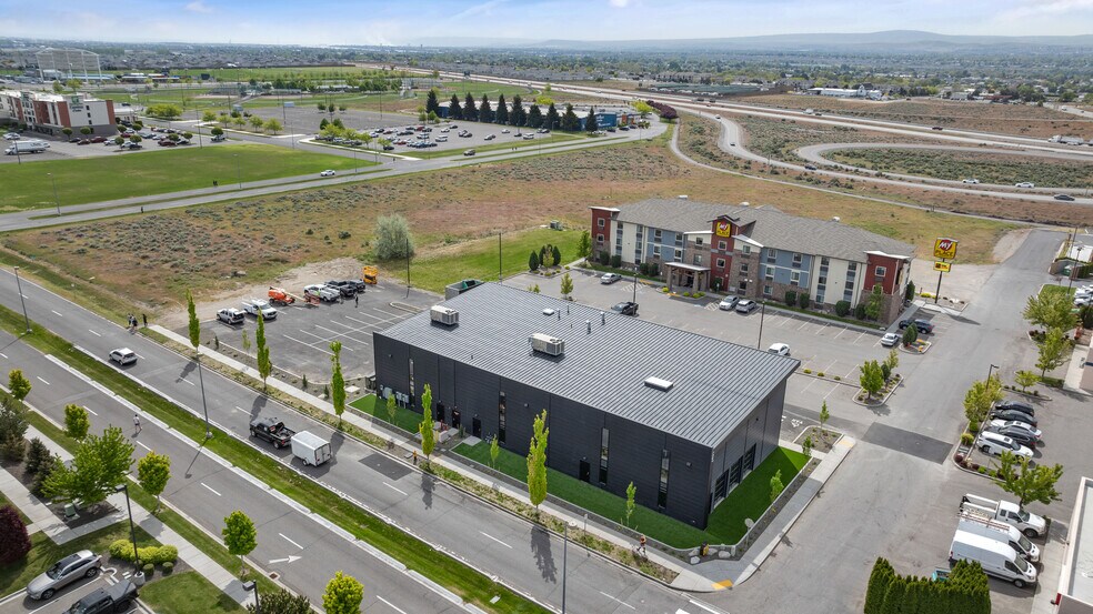 More Photos Of 6902 Rodeo Dr, Pasco Flex For Sale