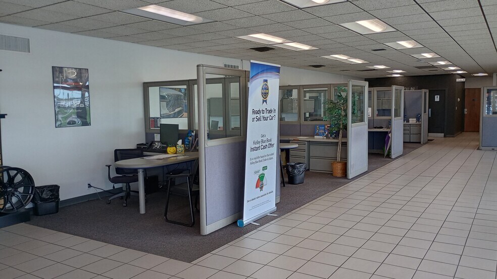 More Photos Of 520 W Kimberly Rd, Davenport Auto Dealership For Lease