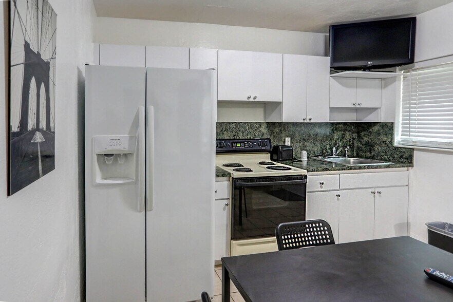 More Photos Of 1419 S Federal Hwy, Hollywood Hotel For Sale