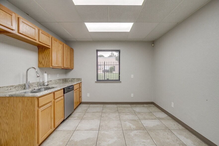 More Photos Of 2030 S Las Vegas Trl, White Settlement Office For Sale