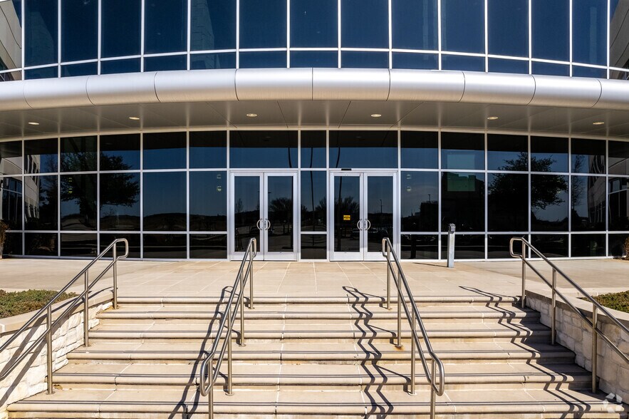 More Photos Of 4616 S US Highway 75, Denison Medical For Lease