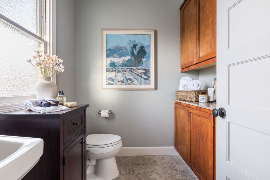 More Photos Of 531 1/2 E Washington St, Petaluma Office For Sale