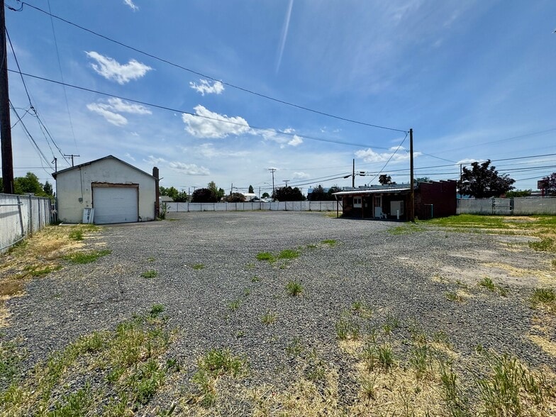 More Photos Of 253 E Main St, Klamath Falls General Retail For Sale