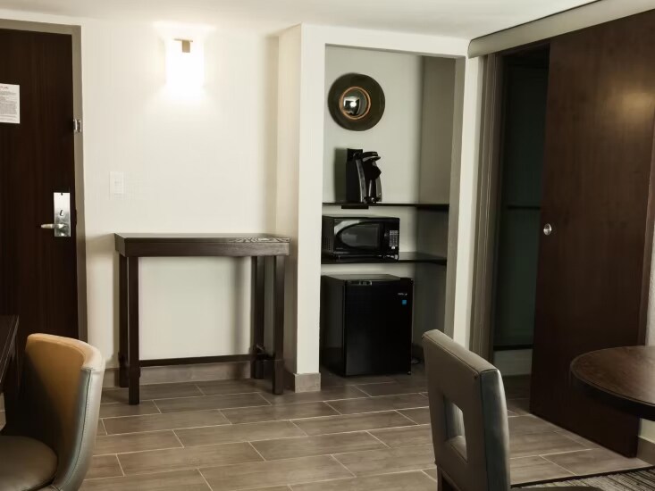 More Photos Of 701 4th St, Alexandria Hotel For Sale