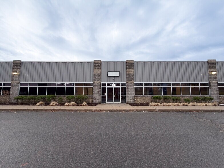 More Photos Of 10 County Line Dr, Cromwell Warehouse For Lease