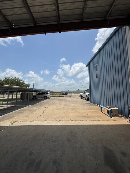 More Photos Of 2038 Saratoga Blvd, Corpus Christi Warehouse For Lease