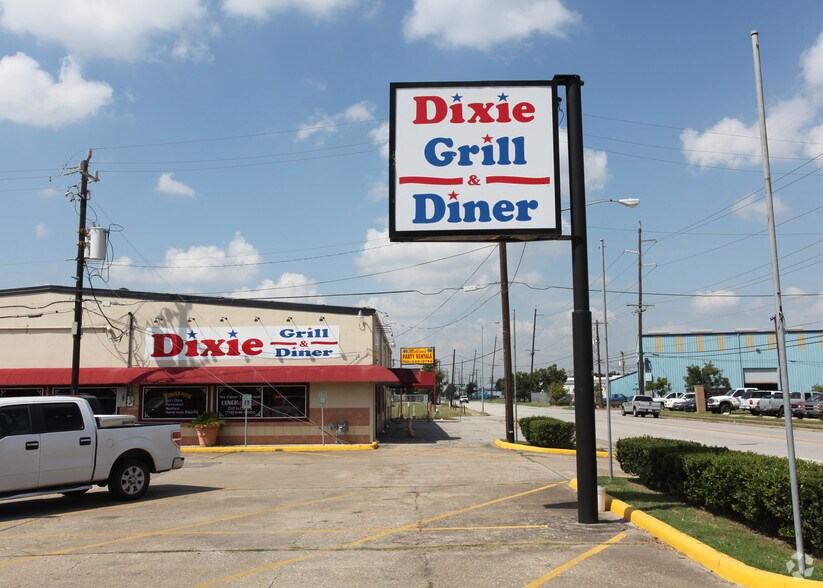 More Photos Of 6500-6502 Dixie Dr, Houston Bar For Lease