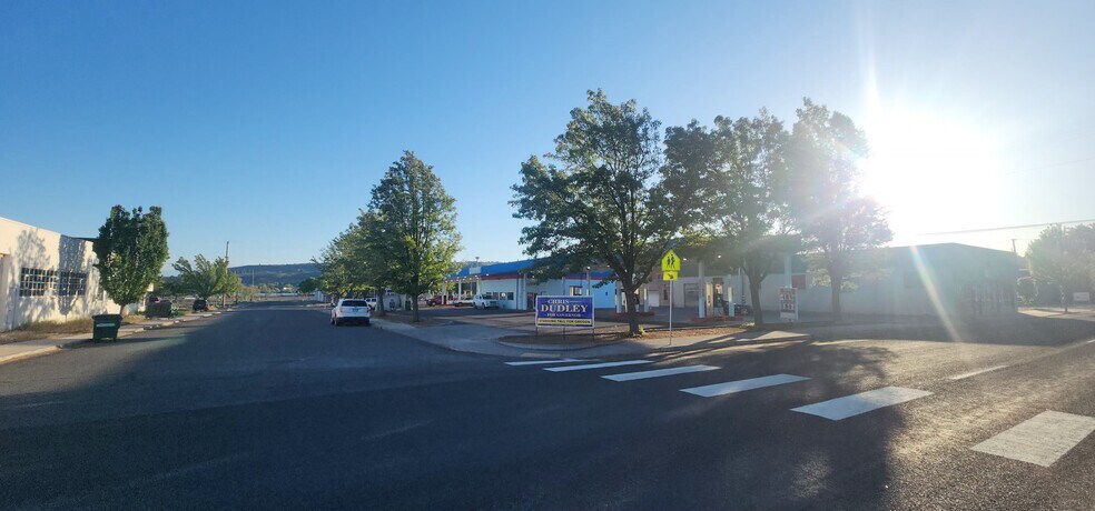Primary Photo Of 522 S 6th St, Klamath Falls General Retail For Sale