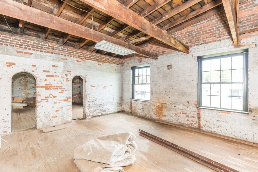 More Photos Of 1340 W Main St, Wytheville Loft Creative Space For Sale