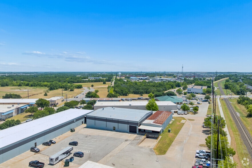 More Photos Of 1716 Shady Oaks Dr, Denton Warehouse For Lease
