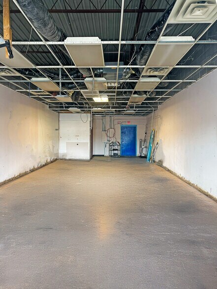 More Photos Of 8904-8924 S Meridian St, Indianapolis Unknown For Lease